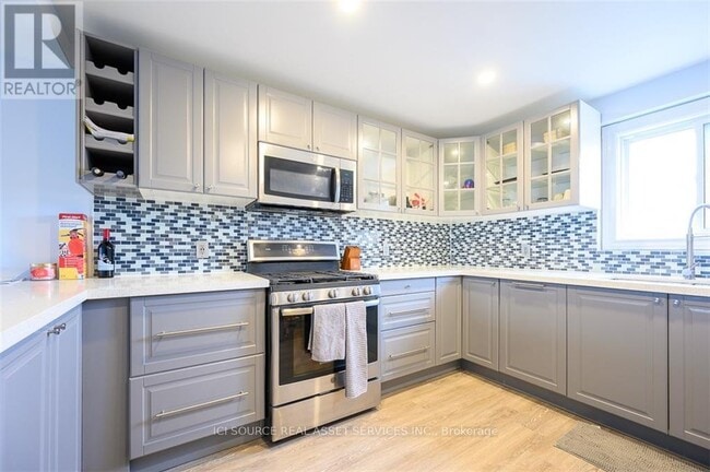 Photo - 103 Macaulay St E