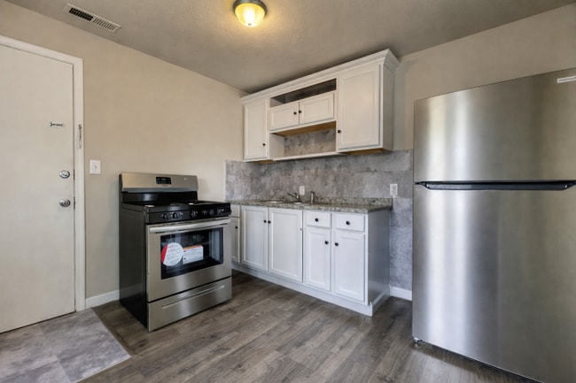 Photo - 2015 W 19th St