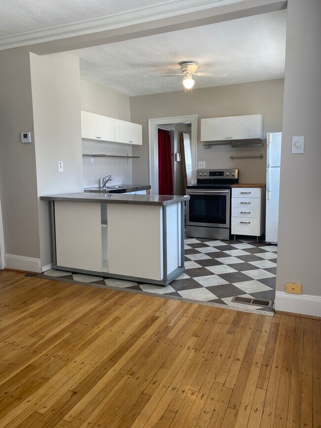 Kitchen. - 2114 Wascana Ave Unit Upper