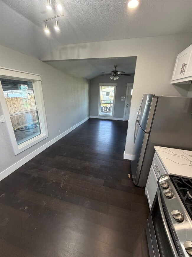 Photo - 8922 Allwood St