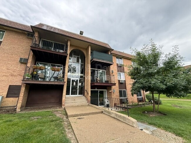Building Photo - 1180 Meadow Ln Unit 206 206