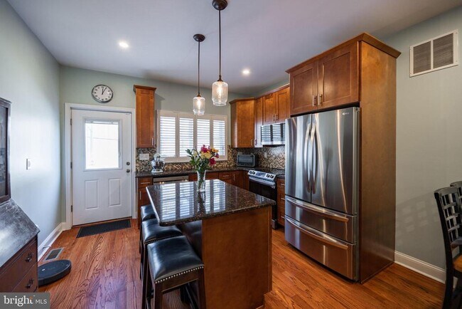 Photo - 2217 League St