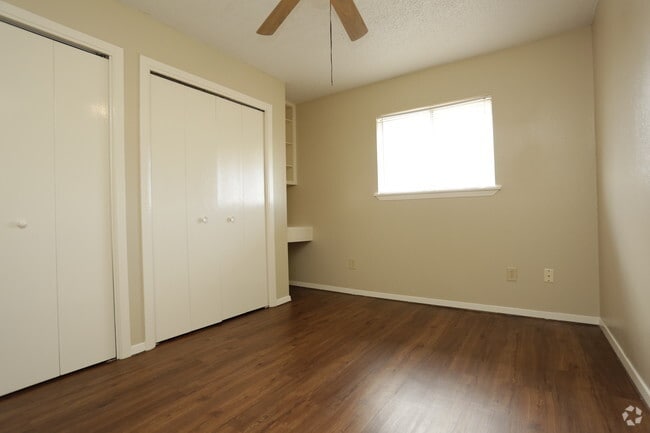 2 BD, 1 BA - 856 SF