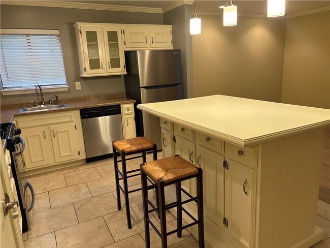 Building Photo - 1914 Powers Ferry Trce SE