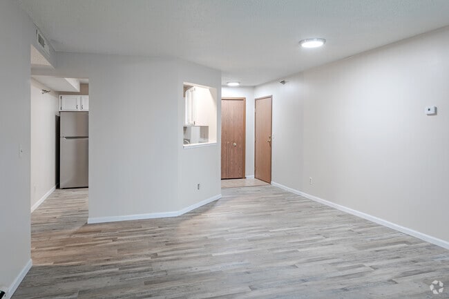 2BR, 1BA - 1000 SF