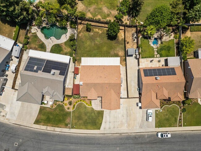 Photo - 10303 Roehampton Ave