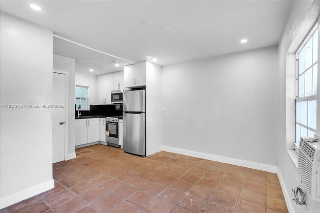 Photo - 1045 NE 131st St Unidad A2