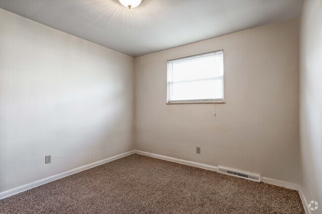 2 Bed/ 1 Bath Townhome w/ basement -Bedroom - Northridge Apartments