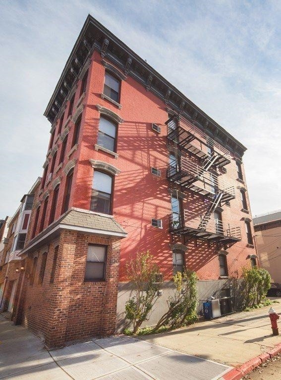 Building Photo - 565 1st St Unit 1