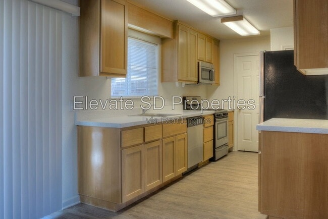 Photo - 2858 Grove Way