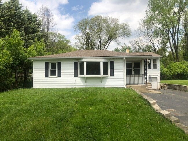 Building Photo - 806 Menominee Dr Rental