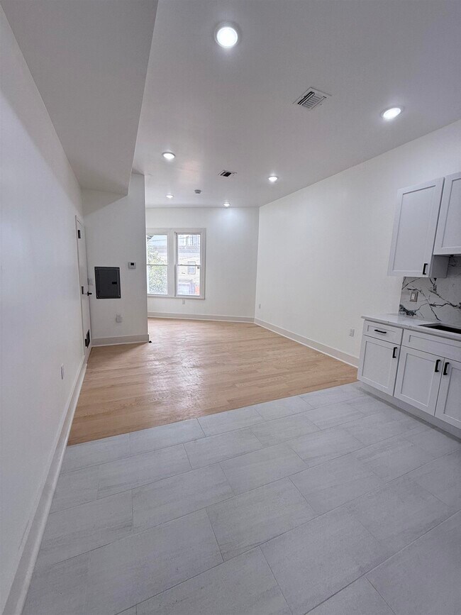Photo - 741 Grand St Unidad 2