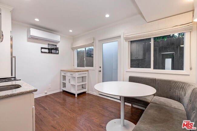 Photo - 609 N Doheny Dr Unit D