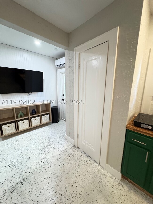 2 SW 9th St Unit 2