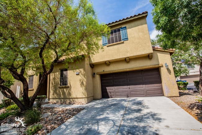 Building Photo - Spacious 3Bdm 2.5Ba Home with Modern Touch...