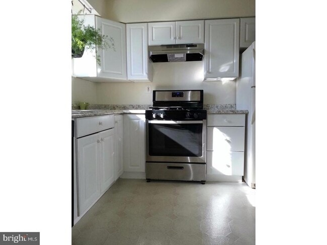Photo - 210 Ellis St