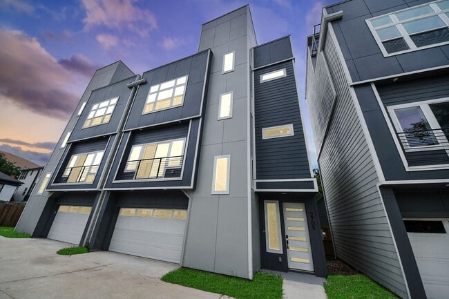 Building Photo - 2709 Dennis St