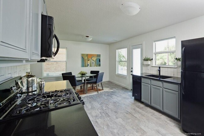 Photo - 1601 E 10th St