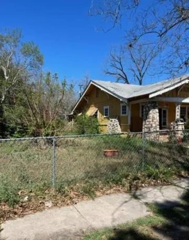 215 Avondale Ave