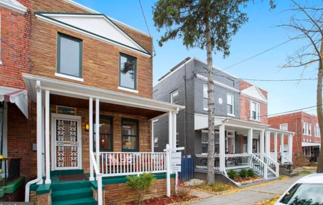 Photo - 528 Roxboro Pl NW