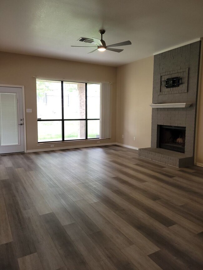 Photo - 3bd/2ba house close to major shopping, res...