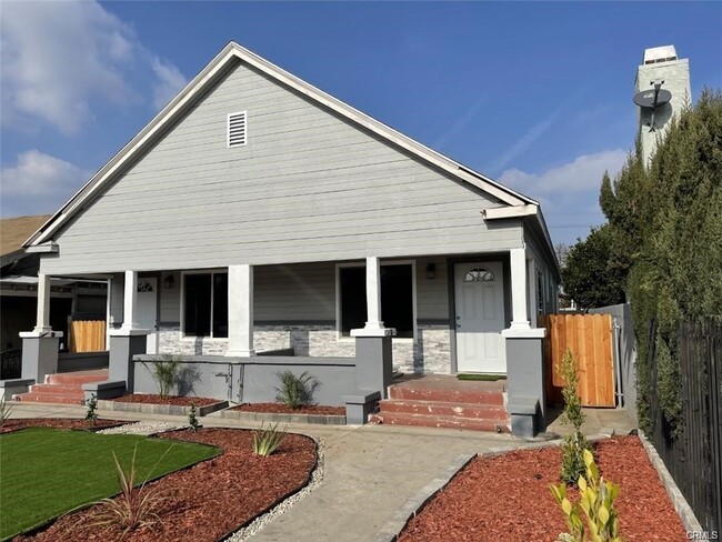 Photo - 1025 W 54th St Townhome