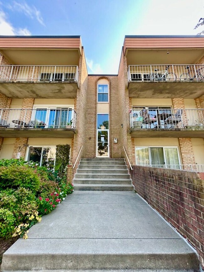 Building Photo - Commuter's dream! Unit 204 Rental