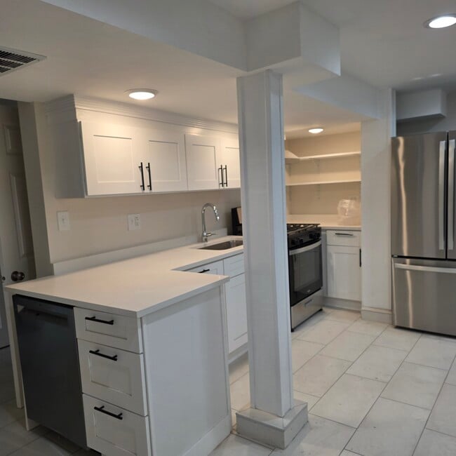 Building Photo - 2637 W Winona St Unit B