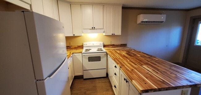 Kitchen with dishwasher right - 303 Clint Norris Rd Unidad 303  2