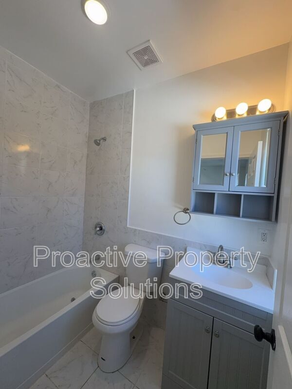 Photo - 730 N Main St