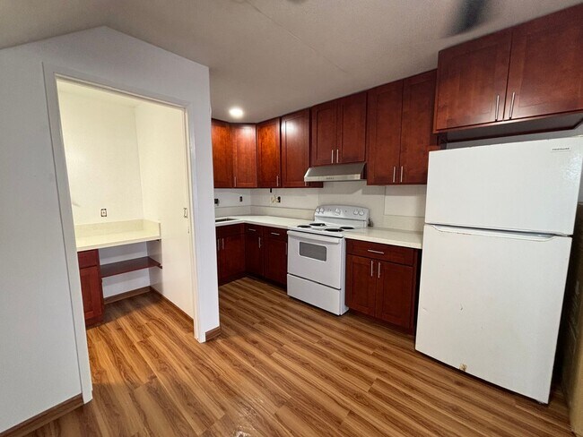 Building Photo - 2429 N School St Unit FD