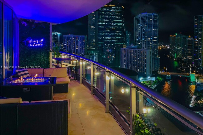 Building Photo - 350 S Miami Ave Unit 3002 Rental