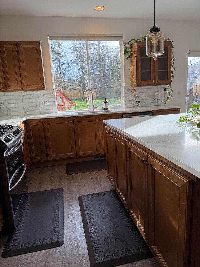 Photo - Spacious 3 Bed/2.5 Bath Federal Way Home.