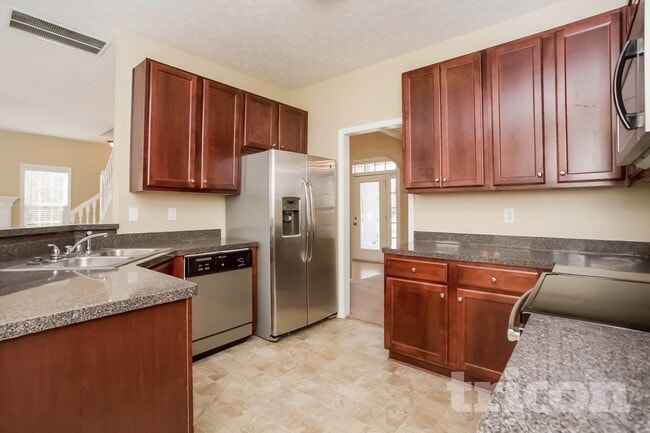 Photo - 585 Chastleton Dr