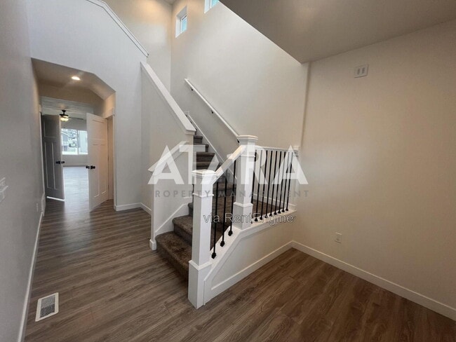Photo - 4223 E Ctr Pt St
