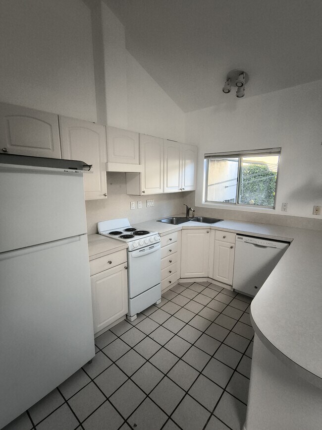 Photo - 9015-17 Campo Rd Unit 9015 B