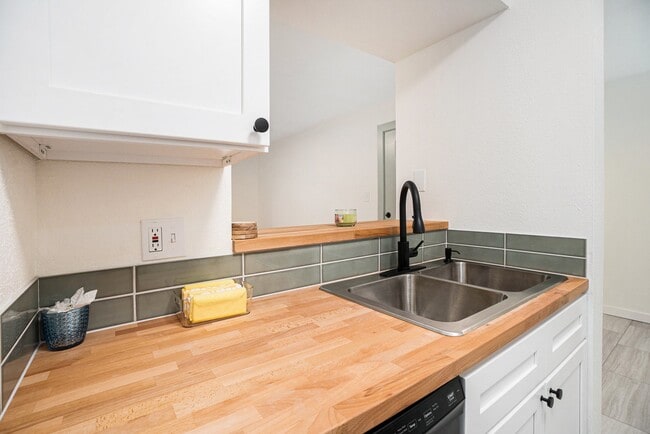 Building Photo - 3300 Pebblebrook Dr Unit 33