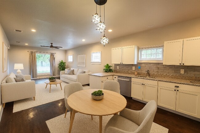 Building Photo - 1211 W Agarita Ave Rental