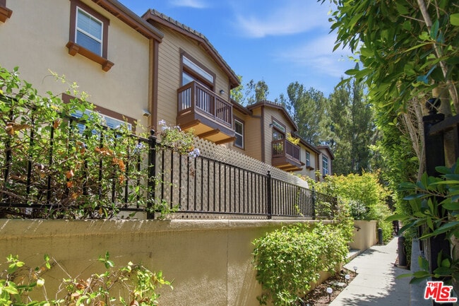 732 Tennis Club Ln