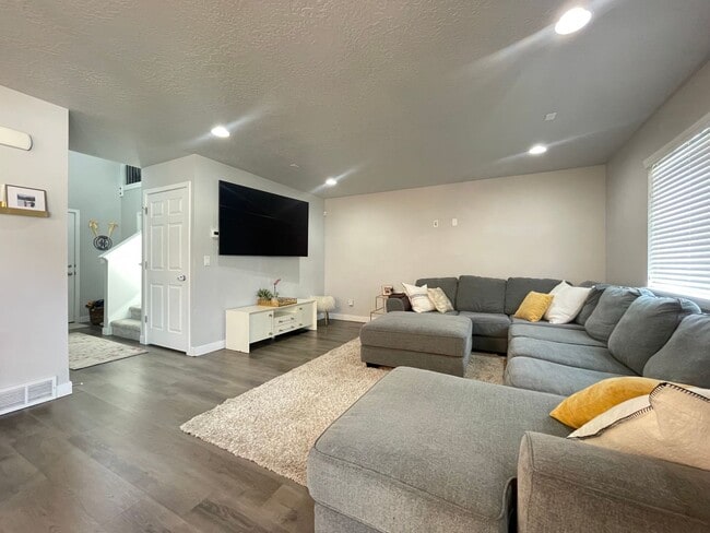 Photo - Great Home Available August 1.