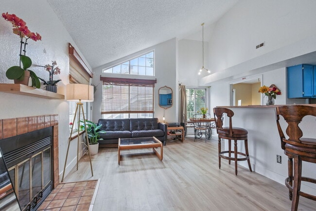 Photo - 6076 Gunbarrel Ave Unidad F Rental