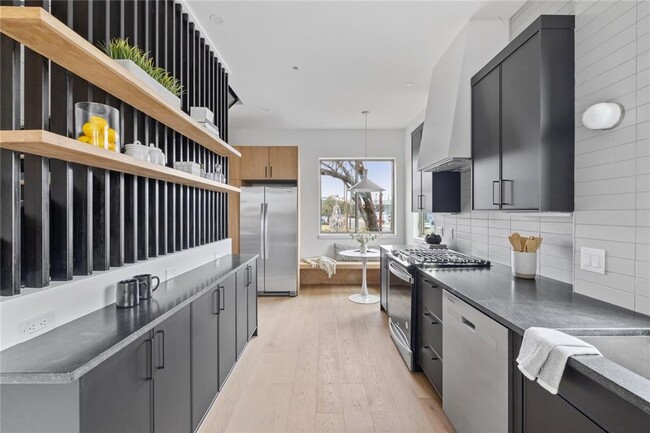 Building Photo - Stunning 2-bed/2-bath Condo Available For ...