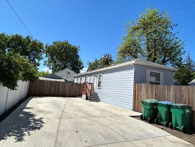 Building Photo - Available now! 2 bed/2 bath Close to Downtown Lodi