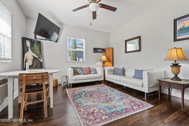 Photo - 909 Cedar St