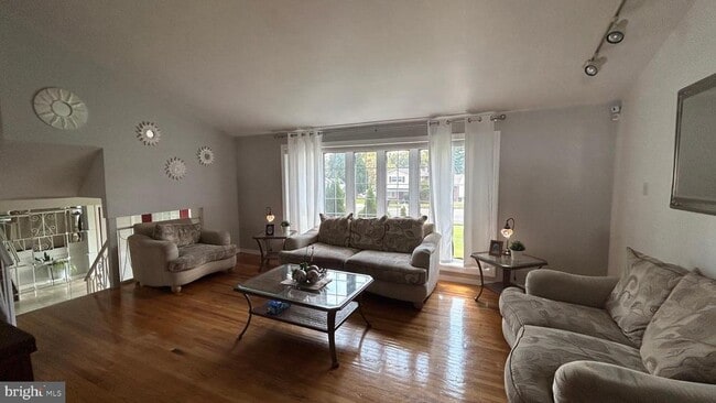 Photo - 121 Kingfield Rd
