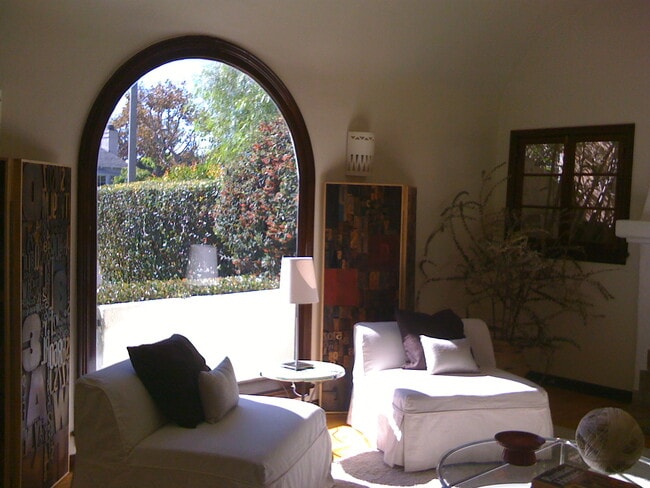 La luz del sol entra a raudales desde la ventana arqueada - 9135 Gibson St