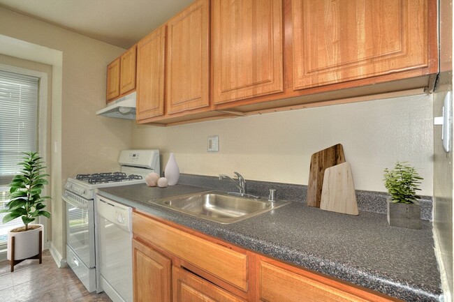 Kitchen - Hickory Hill Apartments