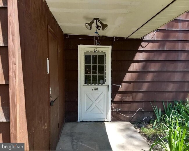 Photo - 743 Jackson St