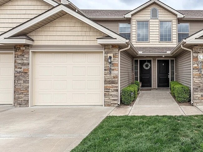 Building Photo - Stylish 3-Bed, 2-Bath Northland Townhome i...