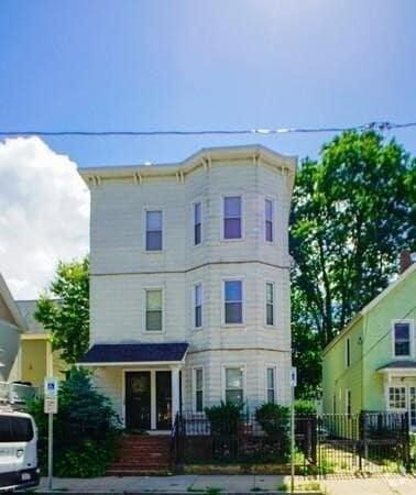 Building Photo - 170 Pleasant St Unit 3 Rental